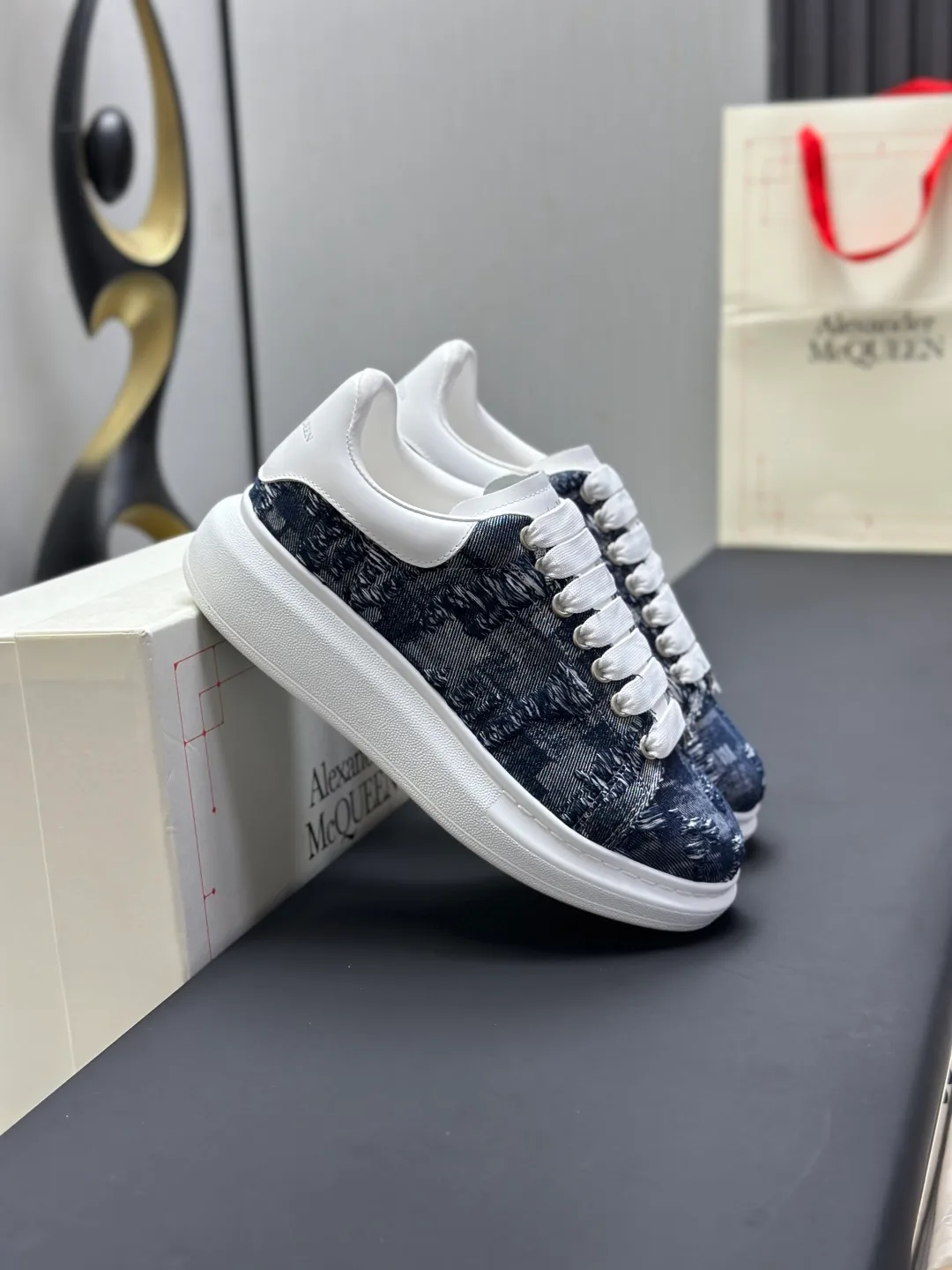 👟👟Ex-factory price 600👟👟 (🥇Top version produced in Dongguan🥇) A new upgrade of the classic McQueen white shoes. This upgrade of McQueen, which has been done for 4 consecutive years, will definitely bring you the most cost-effective ALEXANDER MCQUEEN classic in the market. If you are not confident about the quality of such a classic and world-destroying model, there is really no need to put it on the table🔙.  Purchased original version from HK counter, various demolitions.  All kinds of PKs are welcome💥.  (Anyone who has the original version at the stall is welcome🆚) The thick sole perfectly increases the elongated visual effect. The most perfect proportion of the shoe body is this last shape. The logo font on the rear tail is printed in small fonts. The logo on the foot is made of genuine leather with air-pressed colorless process. We will always update the color with the counter. 🔘Upper: genuine customized environmentally friendly full-grain cowhide 🔘Inner lining: imported mixed sheepskin (the genuine product is also sheepskin, not the cheap cowhide on the market) 🔘Sole: Exclusive molded TPU➕rubber injection molded layered outsole, (purple tail, pink tail, red tail, burgundy tail, rose gold tail sequin series, Velcro men's model needs to be customized, non-returnable) 🔘Code number 34-44 (women's size 34.40 is custom-made).